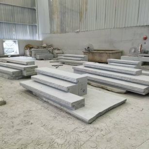 黄冈 整石台阶（大面火烧+侧面自然面），出货前厂内拼装