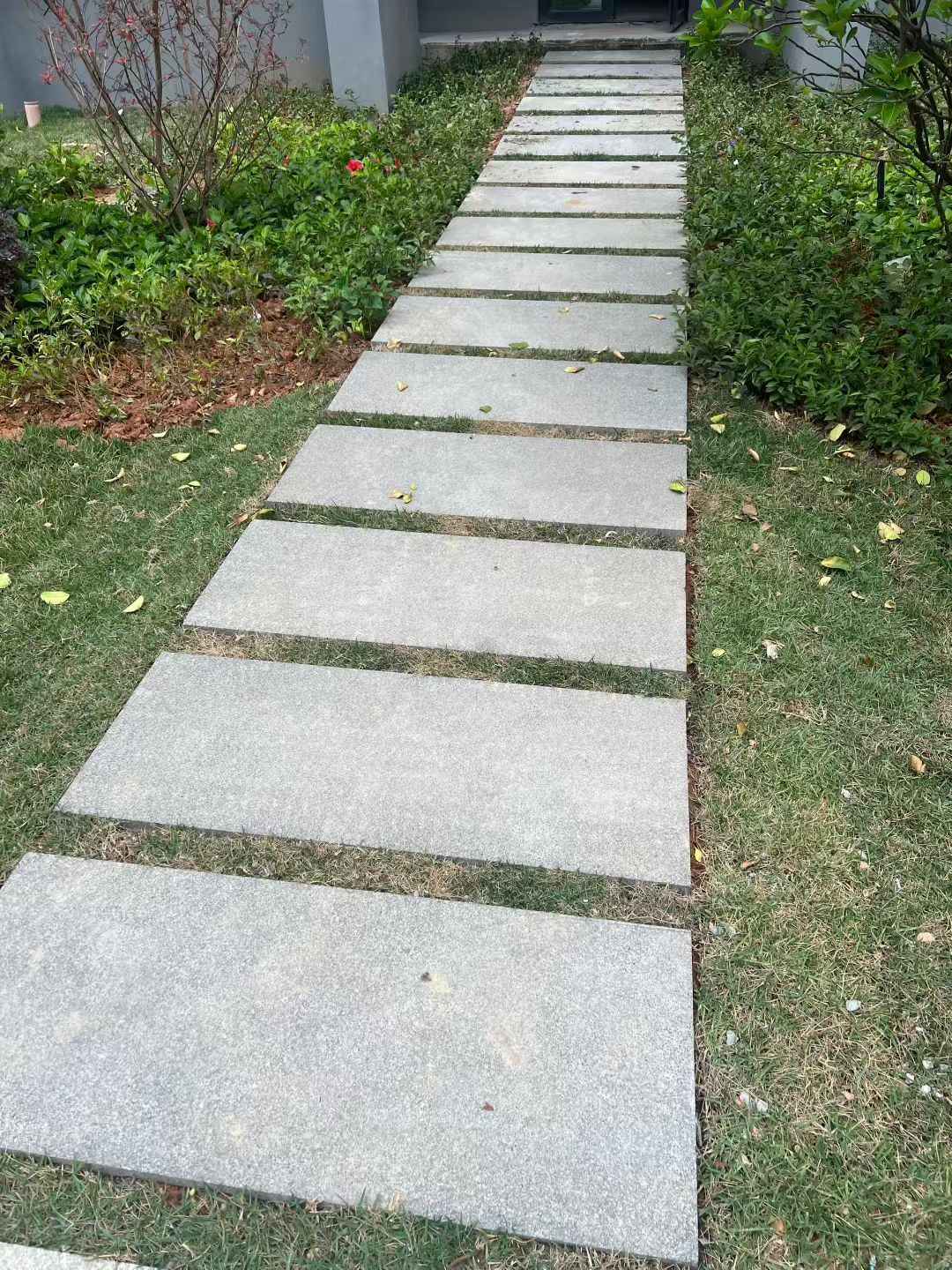 黄冈 芝麻黑小区踏步、汀步石铺装效果