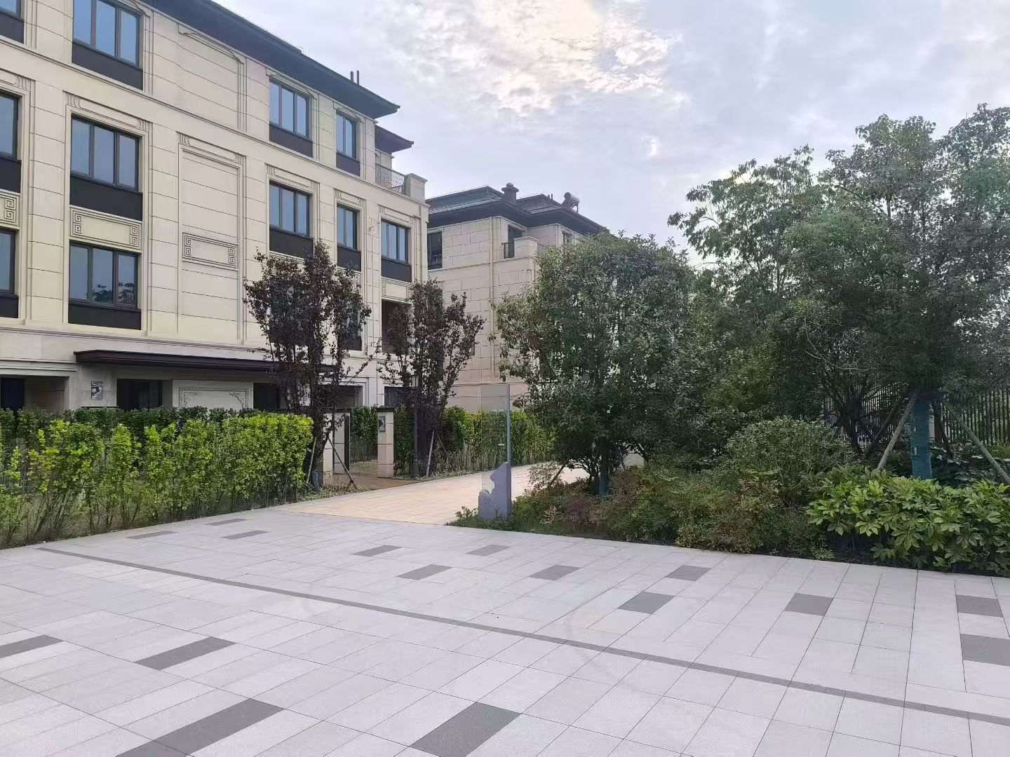 黄冈 芝麻白与芝麻白搭配铺装，尺寸1200*600