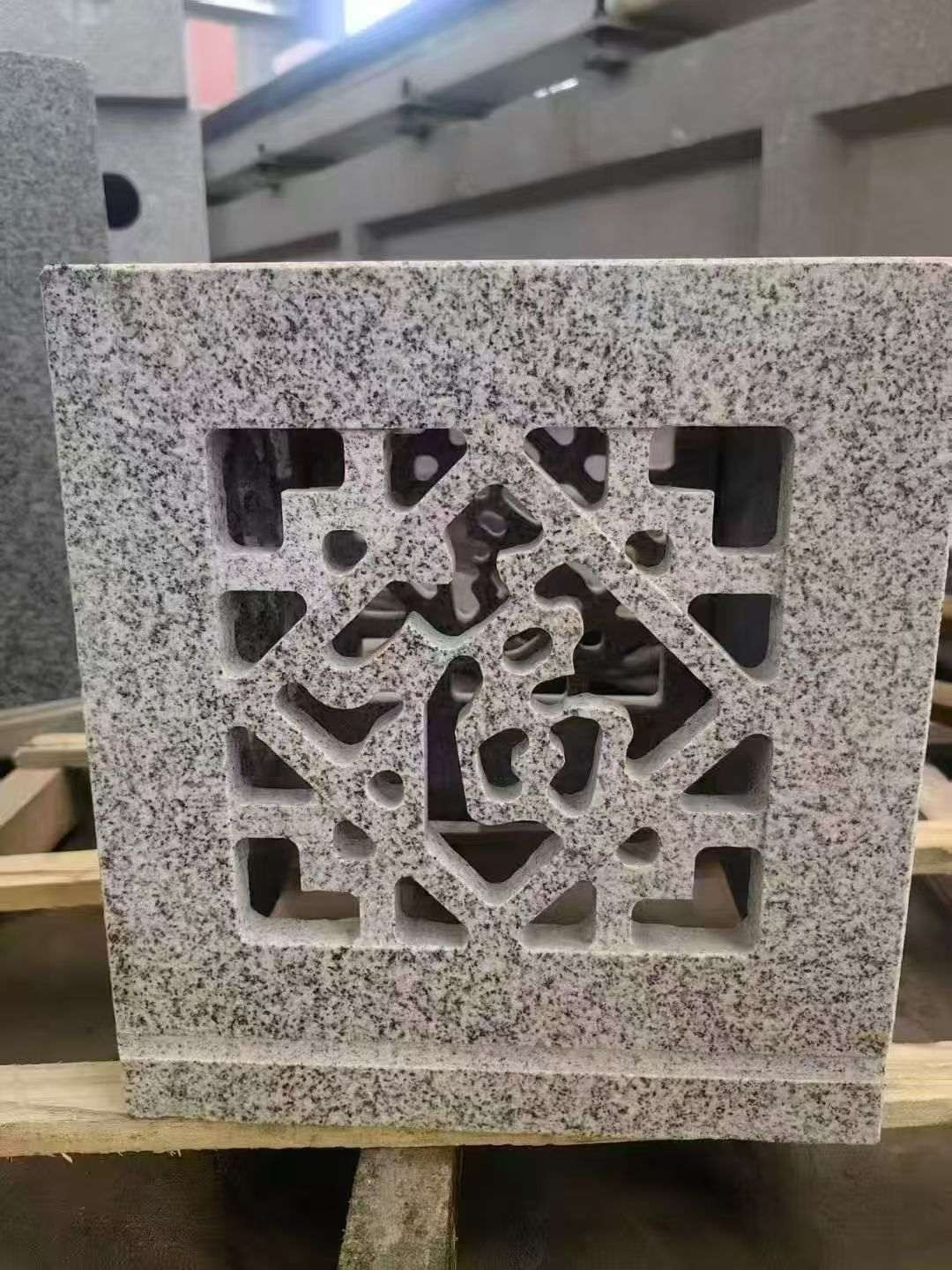 黄冈 芝麻白花岗岩镂空雕花灯笼